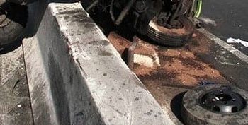 Τρελή πορεία για φορτηγάκι – “Καβάλησε” κυκλικό κόμβο (ΕΙΚΟΝΕΣ)