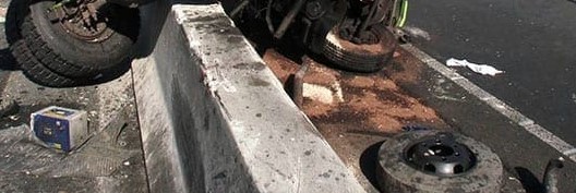 Τρελή πορεία για φορτηγάκι – “Καβάλησε” κυκλικό κόμβο (ΕΙΚΟΝΕΣ)