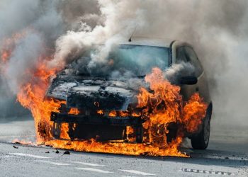 Παρολίγον τραγωδία: Αυτοκίνητο άρπαξε φωτιά μετά από τροχαίο ατύχημα – Πως γλίτωσε ο 45χρονος οδηγός (ΕΙΚΟΝΕΣ)