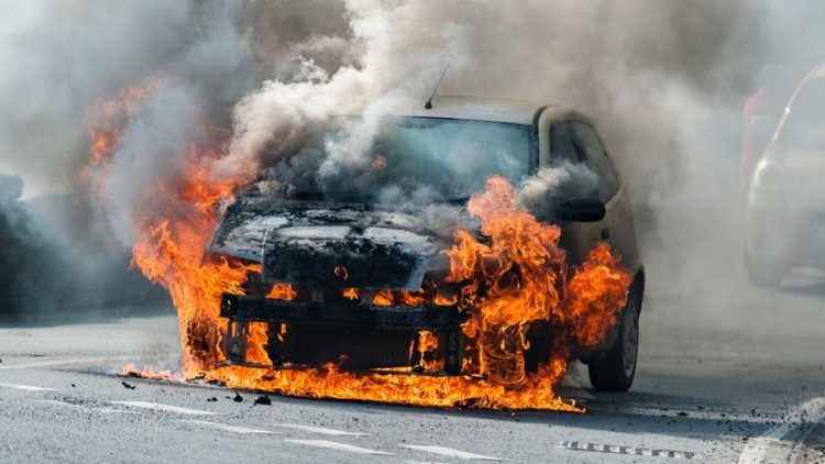 Παρολίγον τραγωδία: Αυτοκίνητο άρπαξε φωτιά μετά από τροχαίο ατύχημα – Πως γλίτωσε ο 45χρονος οδηγός (ΕΙΚΟΝΕΣ)