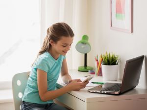 Πώς χρησιμοποιούν οι Έλληνες έφηβοι την AI και το YouTube; Τι δείχνει έρευνα