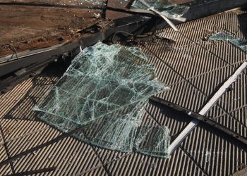 Τρόμος με αυτοκίνητο που βγήκε απ’ το δρόμο και μπούκαρε σε καφετέρια – “Προσγειώθηκε” λίγο πριν τα τραπεζοκαθίσματα (ΕΙΚΟΝΕΣ)  