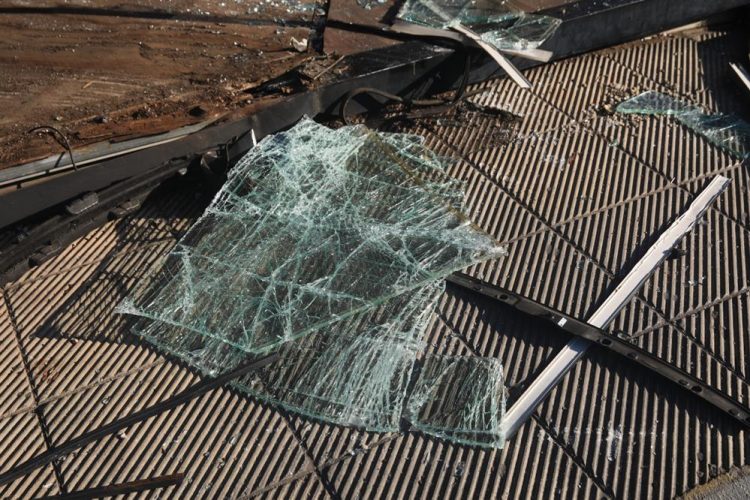 Τρόμος με αυτοκίνητο που βγήκε απ’ το δρόμο και μπούκαρε σε καφετέρια – “Προσγειώθηκε” λίγο πριν τα τραπεζοκαθίσματα (ΕΙΚΟΝΕΣ)  