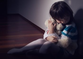64χρονη χτυπούσε ανήλικα αδέλφια που είχε αναλάβει να φροντίζει