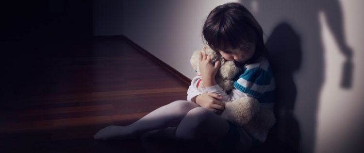64χρονη χτυπούσε ανήλικα αδέλφια που είχε αναλάβει να φροντίζει