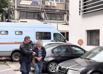Παραδόθηκαν στις Αρχές τα δύο αδέρφια που αναζητούνταν για την υπόθεση με τις λίρες – Απολογείται στην ανακρίτρια ο 77χρονος χρυσοθήρας