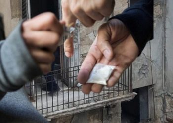 Ένας ανήλικος και ένας 19χρονος πιάστηκαν με ποσότητες κοκαΐνης σε εγκαταλελειμμένο κτήριο (ΕΙΚΟΝΕΣ)
