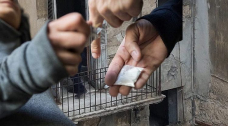 Ένας ανήλικος και ένας 19χρονος πιάστηκαν με ποσότητες κοκαΐνης σε εγκαταλελειμμένο κτήριο (ΕΙΚΟΝΕΣ)