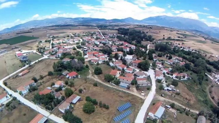 Αυτό είναι το χωριό της Θεσσαλίας που αναστήθηκε από τις στάχτες του όταν το είχε “θερίσει” η αρρώστια…