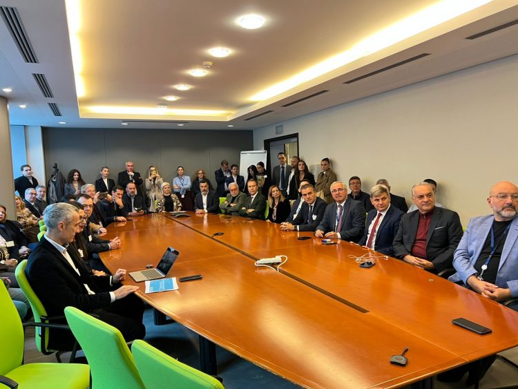 Το καινοτόμο πρόγραμμα Πολιτικής Προστασίας παρουσίασε στις Βρυξέλλες ο Κουρέτας – Εύσημα από τους ευρωβουλευτές (ΕΙΚΟΝΕΣ)