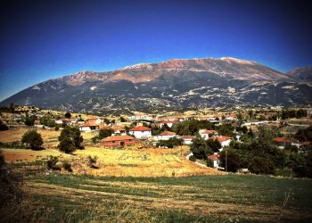Αυτό είναι το χωριό της Θεσσαλίας που όταν πέφτει το σούρουπο βυθίζεται σε ένα λευκό, απαλό, μυστηριακό φως (ΕΙΚΟΝΕΣ)