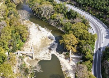 Έτσι είναι σήμερα η Αγία Παρασκευή στα Τέμπη – Η κομμένη στα δυο γέφυρα και το τοπίο που μοιάζει άγνωστο… (ΕΙΚΟΝΕΣ)
