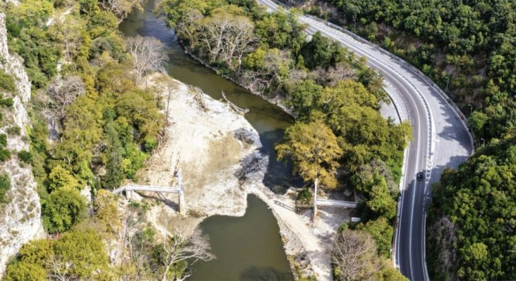 Έτσι είναι σήμερα η Αγία Παρασκευή στα Τέμπη – Η κομμένη στα δυο γέφυρα και το τοπίο που μοιάζει άγνωστο… (ΕΙΚΟΝΕΣ)
