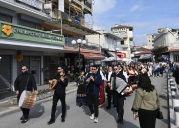 Γλέντι, κέφι και χορός στη δεύτερη μέρα της Γιορτής Τσίπουρου και Αποσταγμάτων στον Τύρναβο (ΕΙΚΟΝΑ – ΒΙΝΤΕΟ)