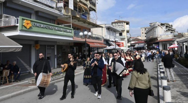 Γλέντι, κέφι και χορός στη δεύτερη μέρα της Γιορτής Τσίπουρου και Αποσταγμάτων στον Τύρναβο (ΕΙΚΟΝΑ – ΒΙΝΤΕΟ)