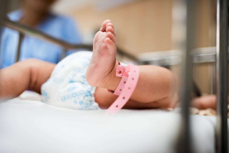 Βρέφος μόλις 10 μηνών διακομίστηκε στο Πανεπιστημιακό Νοσοκομείο Λάρισας μετά από πτώση