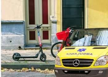 Κορίτσι με το ποδήλατό του παρασύρθηκε από πατίνι που οδηγούσε άνδρας και κινούταν αντίθετα στον δρόμο – Κατέληξε να κάνει χειρουργείο…