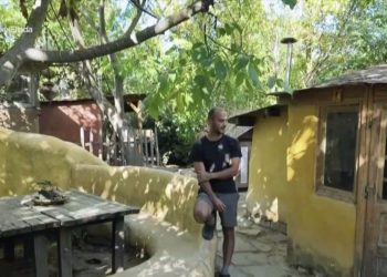 Αυτός είναι ο τεχνίτης που φτιάχνει σπίτια από πηλό και άχυρα σε χωριό της Θεσσαλίας (ΒΙΝΤΕΟ)