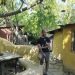 Αυτός είναι ο τεχνίτης που φτιάχνει σπίτια από πηλό και άχυρα σε χωριό της Θεσσαλίας (ΒΙΝΤΕΟ)