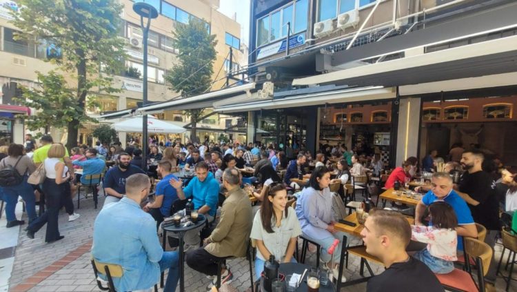 Η Λάρισα κατέχει το ρεκόρ – Εντυπωσιάζουν τα νούμερα: Πόσους τόνους καφέ καταναλώνουν τη μέρα οι Λαρισαίοι και πόσες καφετέριες μετράει (ΒΙΝΤΕΟ)