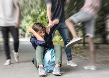 Πέντε ανήλικοι χτύπησαν μαθητή έξω από σχολείο και τον έστειλαν στο νοσοκομείο