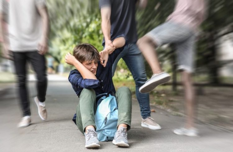 Πέντε ανήλικοι χτύπησαν μαθητή έξω από σχολείο και τον έστειλαν στο νοσοκομείο