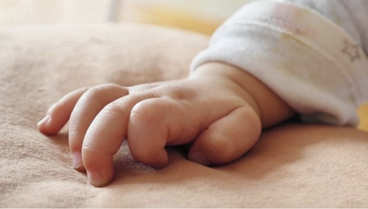 Σε κρίσιμη κατάσταση παιδί 1,5 έτους από καυτό λάδι στο πρόσωπό του