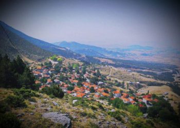 Αυτό είναι το χωριό της Θεσσαλίας όπου το χώμα βάφτηκε κόκκινο – Γεννημένο από «φωτιά», ζει ανάμεσα σε δύο κόσμους… (ΕΙΚΟΝΕΣ) 
