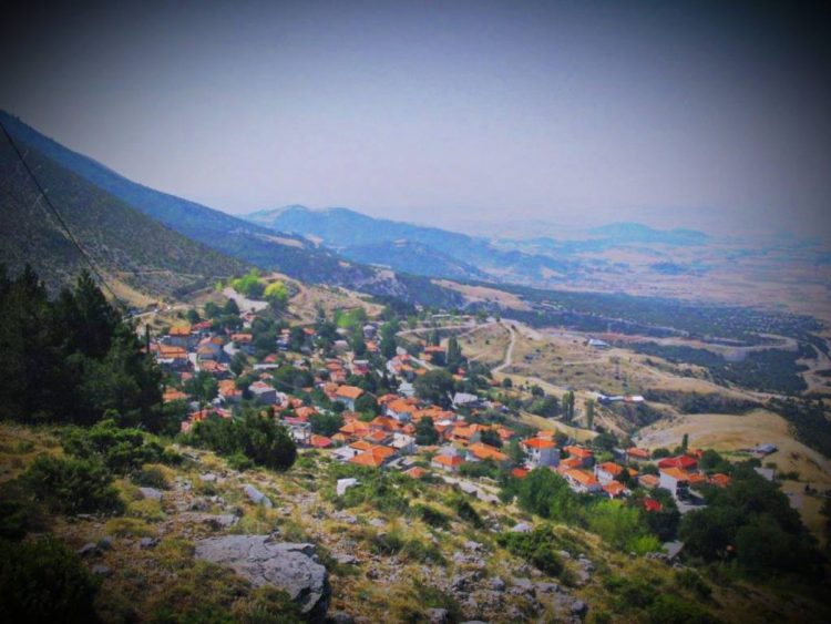Αυτό είναι το χωριό της Θεσσαλίας όπου το χώμα βάφτηκε κόκκινο – Γεννημένο από «φωτιά», ζει ανάμεσα σε δύο κόσμους… (ΕΙΚΟΝΕΣ) 