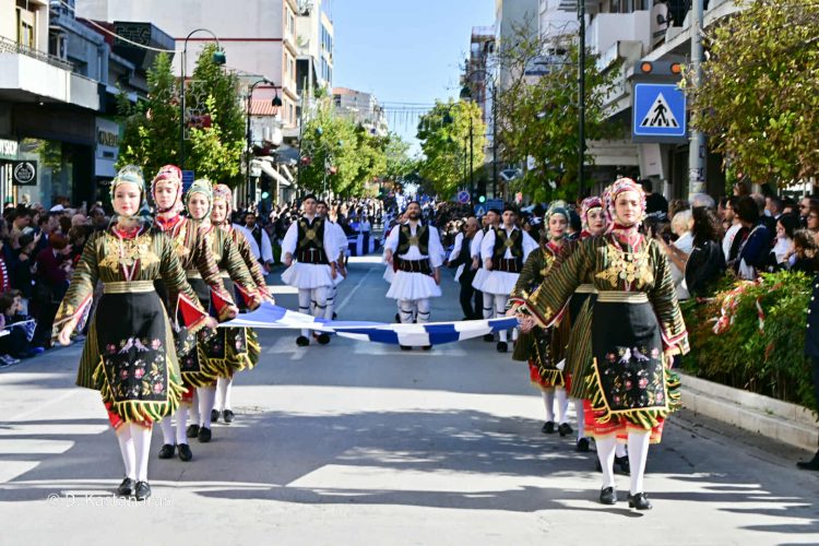 Με περηφάνια οι Λαρισαίοι τίμησαν την επέτειο του ‘ΟΧΙ’ – Εντυπωσιακή η παρέλαση στο κέντρο της πόλης (ΕΙΚΟΝΕΣ)