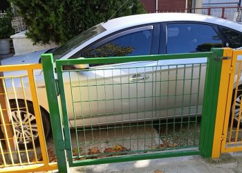 Ρεσιτάλ γαϊδουριάς σε παιδική χαρά: Έκλεισε την είσοδο παρκάροντας το αυτοκίνητό του! (ΕΙΚΟΝΕΣ)
