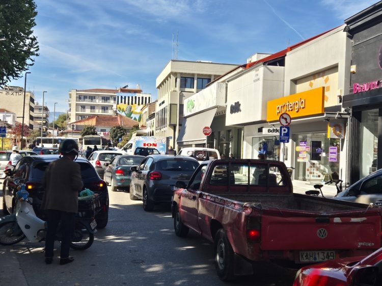 Οδηγός προκάλεσε κυκλοφοριακό χάος στο κέντρο των Τρικάλων-Ακινητοποιήθηκαν δεκάδες οχήματα