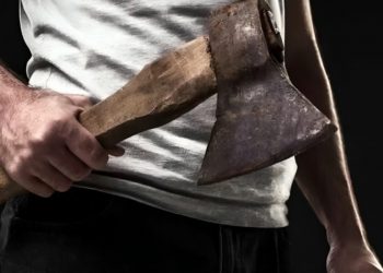 Ασύλληπτο περιστατικό: Την κυνηγούσε στο δρόμο με τσεκούρι για χρήματα που του χρωστούσε ο άνδρας της – Αναζητείται ο 41χρονος