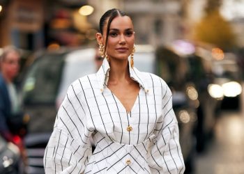 PFW: Κότσοι, αλογοουρές με glam αξεσουάρ και wet looks κατευθείαν από τους δρόμους του Παρισιού