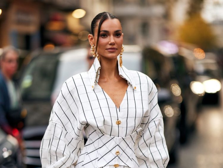 PFW: Κότσοι, αλογοουρές με glam αξεσουάρ και wet looks κατευθείαν από τους δρόμους του Παρισιού