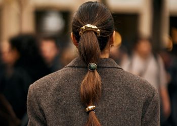 No frizz days: 4 χτενίσματα για τέλεια μαλλιά ακόμα και κάτω από τη βροχή