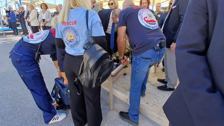 Κατέρρευσε στρατιώτης στην παρέλαση του Βόλου – Δείτε εικόνες