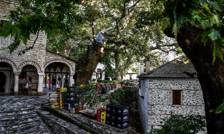 Η Δασκάλα με τα ξανθά μαλλιά: Το πανέμορφο χωριό που γυρίστηκε η ταινία με την Αλίκη Βουγιουκλάκη