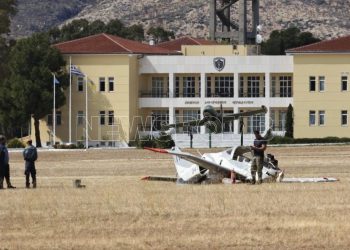 Πτώση εκπαιδευτικού αεροσκάφους στο Τατόι: Η κατάσταση των δύο πιλότων που νοσηλεύονται στο 251
