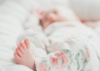 Λάρισα: Βρέφος 10 μηνών τραυματίστηκε σοβαρά όταν έπεσε από την κούνια – Νοσηλεύεται στην εντατική