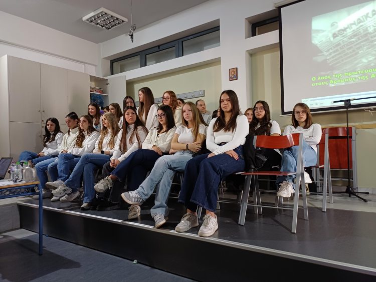 8ο Λύκειο Τρικάλων: Ήταν μια γιορτή αλλιώτικη… 86 χρόνια μετά το «ΟΧΙ»