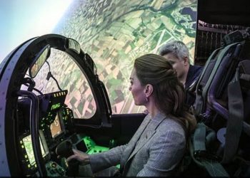 Η Κέιτ Μίντλετον… στην αεροπορία: Έκλεψε την παράσταση με γόβες στιλέτο σε μαχητικό της RAF