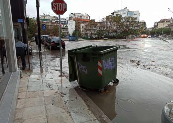 Λίγα λεπτά δυνατής βροχής ήταν αρκετά για να μετατραπεί η οδός Αμαλίας σε… λίμνη
