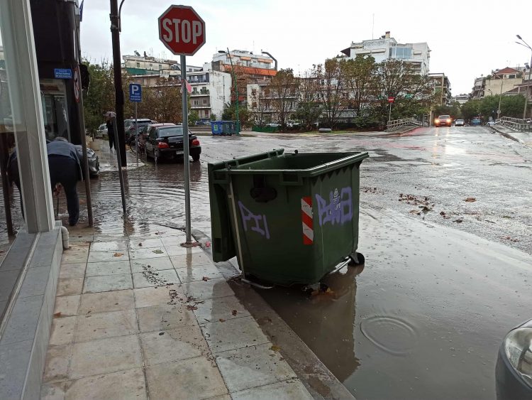 Λίγα λεπτά δυνατής βροχής ήταν αρκετά για να μετατραπεί η οδός Αμαλίας σε… λίμνη