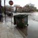 Λίγα λεπτά δυνατής βροχής ήταν αρκετά για να μετατραπεί η οδός Αμαλίας σε… λίμνη