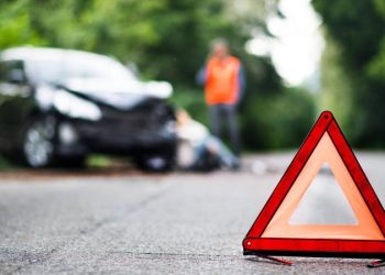 Σφοδρό τροχαίο ατύχημα – Σε χείμαρρο κατέληξε αυτοκίνητο (ΕΙΚΟΝΕΣ)