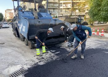 Ασφαλτος και στην οδό Θεοδοσοπούλου από τον Δήμο Τρικκαίων