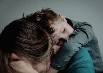 Δείχνει αδυναμία ή δύναμη το να κλαίμε μπροστά στα παιδιά;