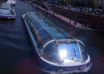Η γέφυρα που μετακινείται και τα bateaux που κλέβουν την παράσταση στο Στρασβούργο