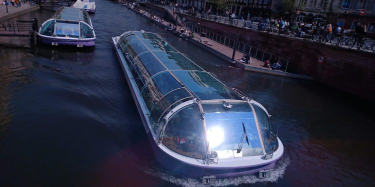 Η γέφυρα που μετακινείται και τα bateaux που κλέβουν την παράσταση στο Στρασβούργο